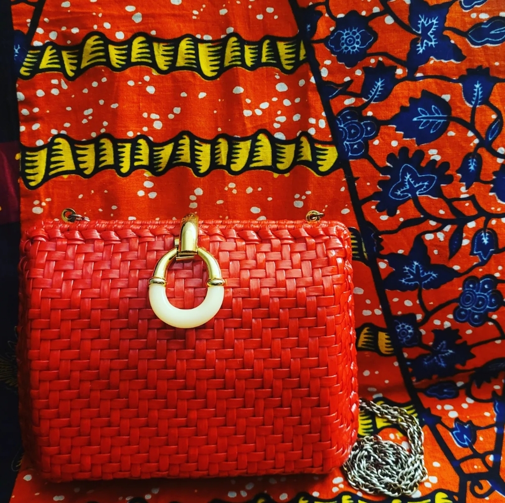 Super cute plastic covered VINTAGE wicker bag,, never used!!♡